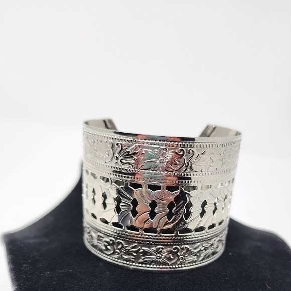 Silver Tone Floral Metal Women's‎ Cuff Bracelet - Picture 1 of 8